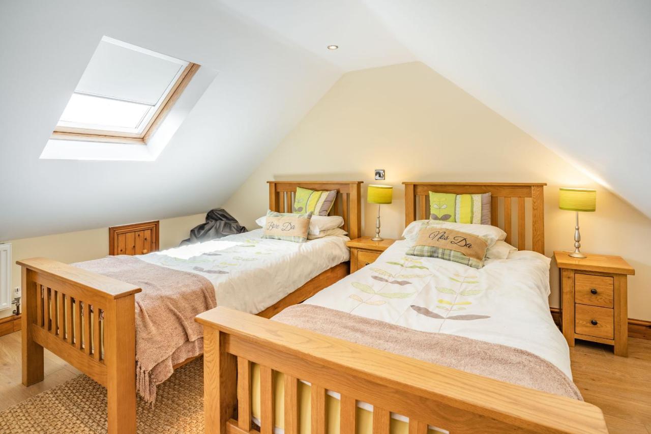 Villa Ysgubor Hir à Llanedy Extérieur photo